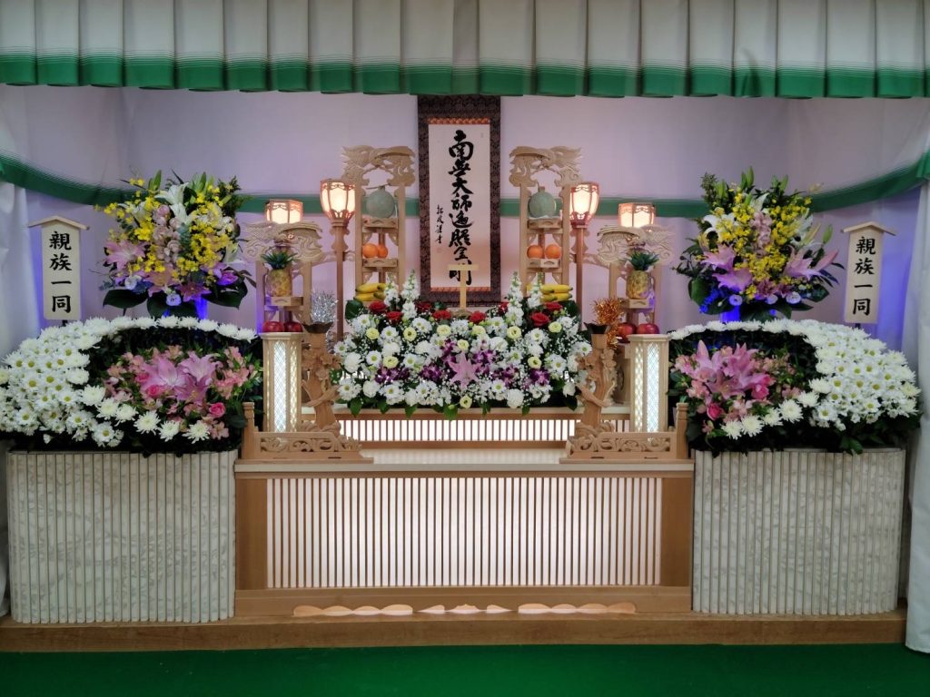 現在の画像に代替テキストがありません。ファイル名: 祭壇花飾り写真①.jpg
