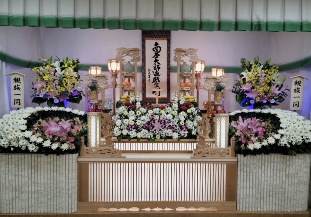 現在の画像に代替テキストがありません。ファイル名: 祭壇花飾り写真1-2.jpg